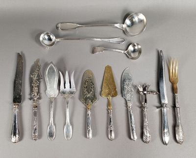 beaucoup d'argenterie et de couverts en argent sur la table