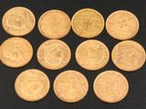 gros plan d'un paquet de pièces d'or sur une surface noire