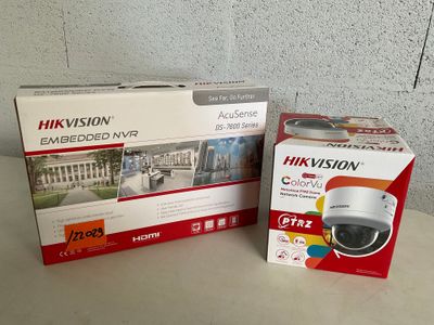 deux boîtes contenant des appareils photo posées l'une à côté de l'autre sur une table