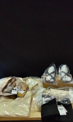 de nombreux articles qui sont posés sur la table, prêts à être mis dans le sac