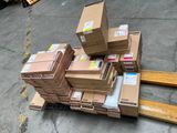 une pile de cartons sur une palette dans un entrepôt