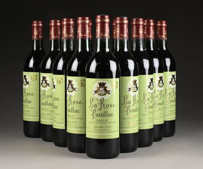 six bouteilles de vin rouge sont alignées