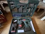 une trousse à outils posée sur le sol