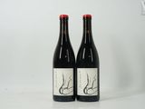 deux bouteilles de vin rouge posées sur une table blanche