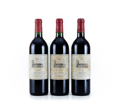 trois bouteilles de vin rouge posées l'une à côté de l'autre sur une surface blanche
