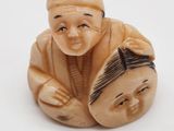 une petite figurine représentant un homme et une femme