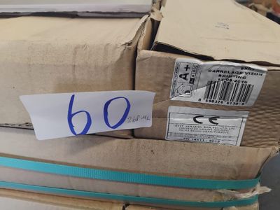 une pile de cartons sur lesquels est apposée une étiquette de prix