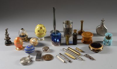 un grand nombre d'objets différents posés sur une table