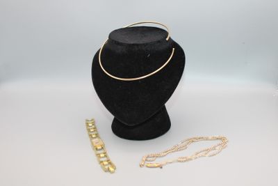 un collier, un bracelet et un porte-bracelet posés sur une table