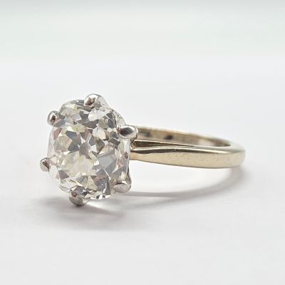 une image d'une bague en diamant sur une surface blanche