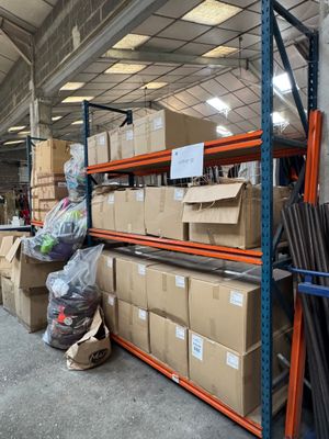 de nombreux cartons et boîtes sur les étagères de l'entrepôt