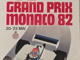 un gros plan sur une affiche représentant une voiture de course posée sur une table