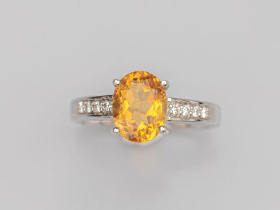 une bague en saphir orange et diamants