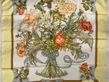 un foulard carré orné d'un bouquet de fleurs