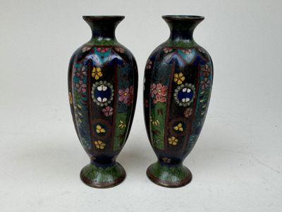 deux vases posés sur une surface blanche