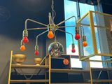 many lights that are hanging from the ceiling in the room