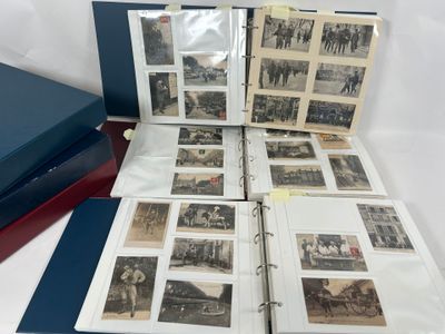 beaucoup de vieilles photos dans un classeur posé sur la table