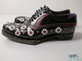 un gros plan sur une paire de chaussures ornées de fleurs