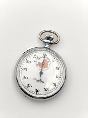 gros plan d'une montre de poche sur une surface blanche