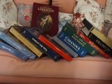 de nombreux livres posés sur un canapé rose