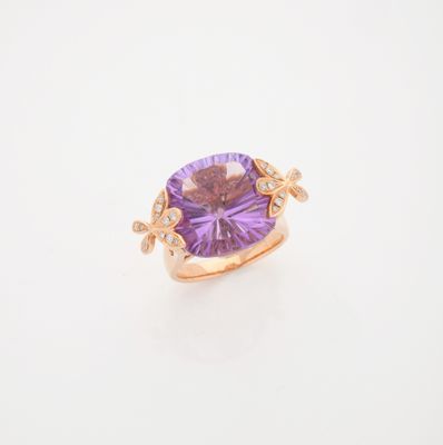 une bague en améthorate et diamant, sertie dans de l'or jaune 18 carats