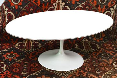 une table blanche posée sur un canapé rouge