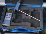 un étui bleu contenant un thermomètre numérique
