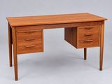 un bureau en bois avec deux tiroirs et un tiroir en dessous