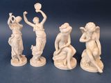 quatre statues blanches représentant des femmes tenant un bol dans leurs mains