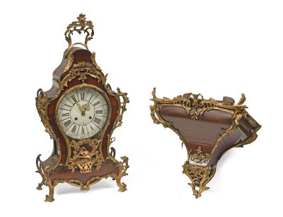 deux horloges placées l'une à côté de l'autre sur une surface blanche