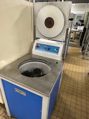 une machine posée sur le sol d'une pièce