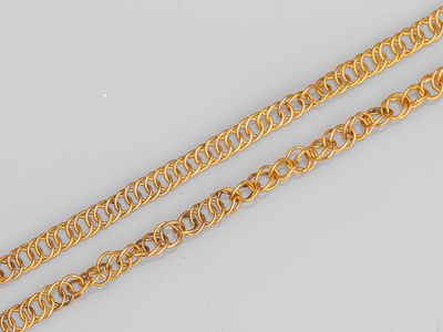 une paire de bracelets à chaîne en or