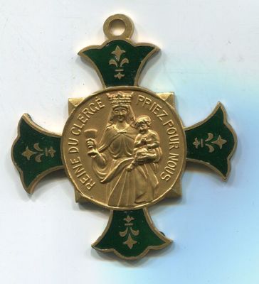 un gros plan d'une croix sur laquelle est accrochée une médaille