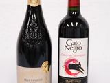 deux bouteilles de vin posées l'une à côté de l'autre sur une table