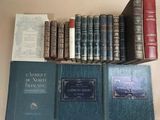 plusieurs livres sont empilés sur une table