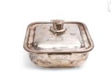 casserole plaquée argent avec couvercle, sur fond blanc