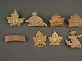 plusieurs types différents d'insignes militaires canadiens sur un fond noir