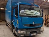 un camion bleu garé dans un entrepôt