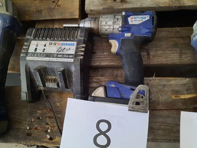 une perceuse et un marteau posés sur une palette portant le numéro 8