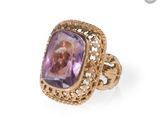 Gros plan sur une bague contenant une pierre violette