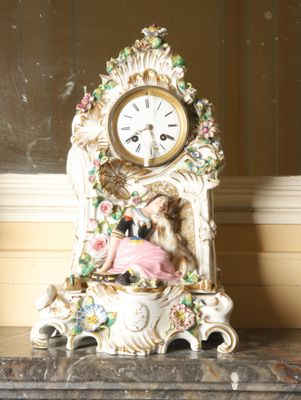 une horloge posée sur une table