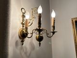trois lampes accrochées au mur à côté d'un tableau