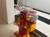 une photo d'un distributeur de boules de chewing-gum miniature dans une pièce