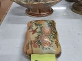 il y a beaucoup de vases sur la table, avec une étiquette de prix