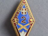 un gros plan d'un insigne orné d'une croix