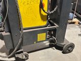 une machine posée sur le sol de la pièce