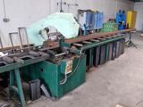 une image d'une machine qui travaille sur un morceau de bois