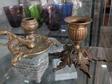 une vitrine remplie de vases anciens et d'autres objets