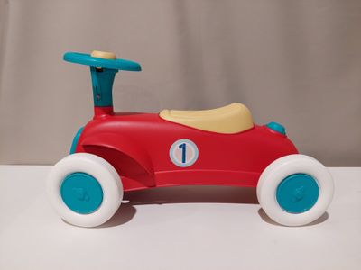 un gros plan d'une petite voiture sur une surface blanche