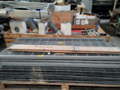 Une palette garnie de tuyaux PVC avec 2 échelles galva - 1 palette de  - Photo 1